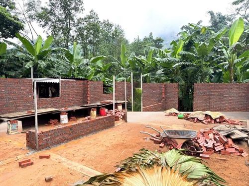 Công an xã Văn Bàn (Lào Cai) thường xuyên cử cán bộ kiểm tra tiến độ công trình, đồng thời sẵn sàng huy động đoàn viên hỗ trợ khi gia đình chị Phạm Thị Hương cần thêm nhân lực - Ảnh: VGP