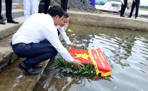 Phó Thủ tướng Nguyễn Văn Thắng và Phó Chủ tịch UBND tỉnh Quảng Trị Lê Đức Tiến thả hoa và dâng hương tưởng nhớ các anh hùng liệt sĩ tại bến thả hoa bờ Bắc sông Thạch Hãn - Ảnh VGP/Đức Tuân