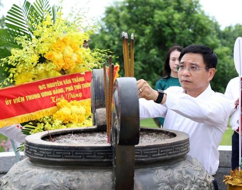 Phó Thủ tướng Nguyễn Văn Thắng dâng hương tri ân các anh hùng liệt sĩ tại Di tích Quốc gia đặc biệt Thành Cổ Quảng Trị - Ảnh VGP/Đức Tuân