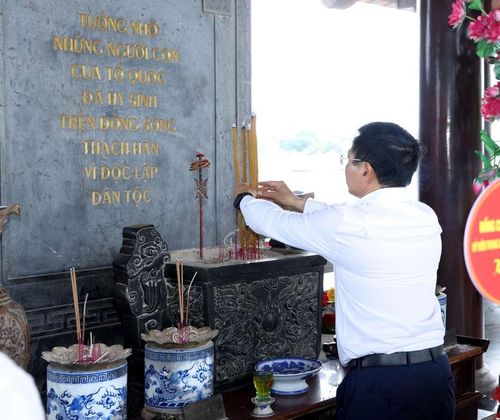 Phó Thủ tướng Nguyễn Văn Thắng dâng hương tại Đền tưởng niệm Chủ tịch Hồ Chí Minh và các anh hùng liệt sĩ tại bến thả hoa bờ Nam sông Thạch Hãn - Ảnh VGP/Đức Tuân