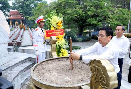 Phó Thủ tướng Chính phủ Nguyễn Văn Thắng dâng hương tưởng nhớ công lao to lớn của các Anh hùng liệt sĩ tại Nghĩa trang liệt sĩ quốc gia Trường Sơn - Ảnh VGP/Đức Tuân