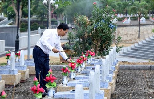 Phó Thủ tướng Nguyễn Văn Thắng thắp hương tri ân các Anh hùng liệt sĩ tại Nghĩa trang liệt sĩ quốc gia Đường 9 - Ảnh VGP/Đức Tuân