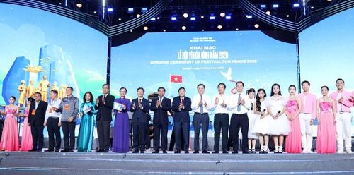 Phó Thủ tướng Nguyễn Văn Thắng và các đại biểu, các nghệ sĩ tham dự Chương trình nghệ thuật tại lễ kỷ niệm - Ảnh VGP/Đức Tuân