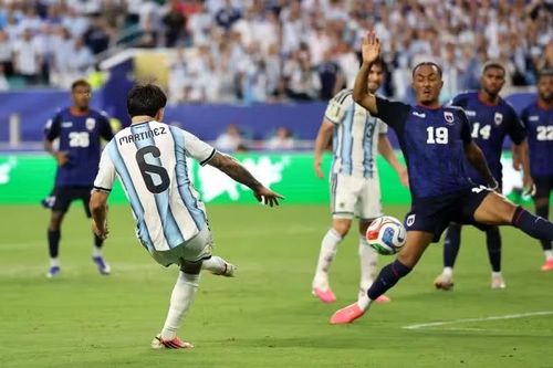 Martinez lấy lại lợi thế tỷ số cho Argentina. (Ảnh: FIFA)
