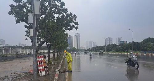 Xí nghiệp Thoát nước số 2 triển khai ứng trực tại đường Lê Quang Đạo, khu vực Sân vận động Mỹ Đình.
