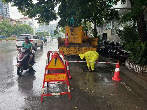 Xe bơm công suất lớn CP10 được Xí nghiệp Thoát nước số 3 bố trí tại cụm chân cầu Vĩnh Tuy nhằm tăng cường khả năng tiêu thoát nước.