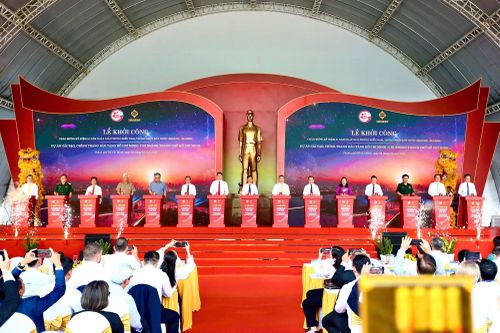 Các đại biểu nhấn nút khởi công các dự án tại điểm cầu Bến Nhà Rồng hồi tháng 4/2026. (Ảnh: TRỌNG ANH)