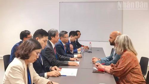 Đồng chí Nguyễn Kim Sơn làm việc với Chủ tịch Viện Nghiên cứu Gabriel Péri.