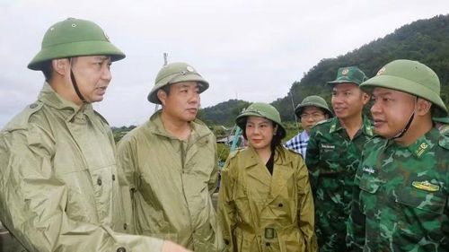 Phó Chủ tịch Ủy ban nhân dân tỉnh Quảng Ninh Nguyễn Văn Công (người ngoài cùng bên trái) trực tiếp chỉ đạo công tác phòng, chống bão số 1 tại phường Móng Cái 1.