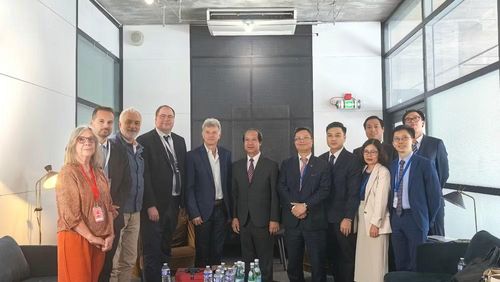 Ngày 3/7 tại Đại hội lần thứ 40 của PCF, Bí thư toàn quốc Fabien Roussel có cuộc gặp với Đoàn đại biểu Đảng Cộng sản Việt Nam do đồng chí Nguyễn Kim Sơn, Ủy viên Trung ương Đảng, Phó Trưởng ban Chính sách, Chiến lược Trung ương làm Trưởng đoàn.
