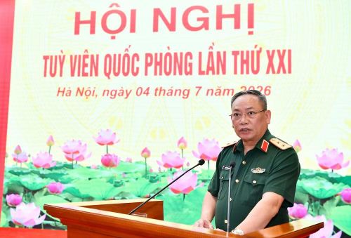 Trung tướng Trần Công Chính, Tổng cục trưởng Tổng cục II phát biểu lĩnh hội ý kiến chỉ đạo của Đại tướng Phan Văn Giang tại hội nghị.