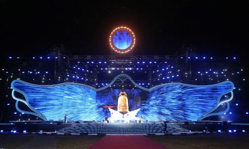 Nghi thức thỉnh chuông ước nguyện hòa bình.