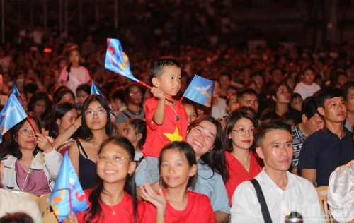Đông đảo người dân tham dự đêm khai mạc Lễ hội Vì hòa bình năm 2026.