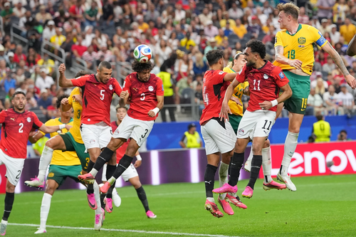 Mohamed Hany (số 3, Ai Cập) đánh đầu phản lưới nhà, "biếu" Australia bàn san bằng tỷ số 1-1. Ảnh: AP