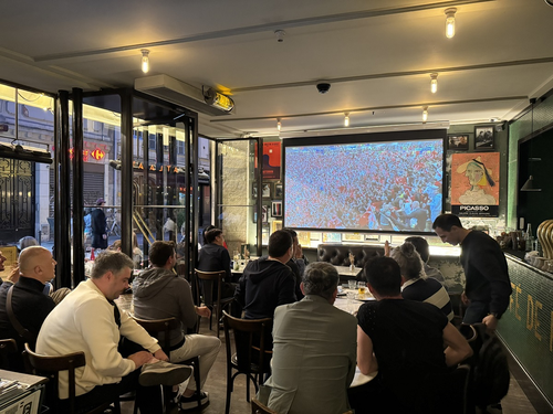 Người hâm mộ uống bia trong một nhà hàng ở New York để dõi theo World Cup.