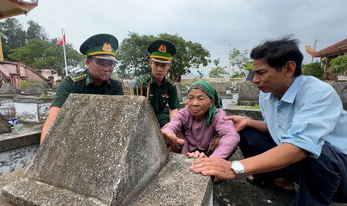 Mẹ Nguyễn Thị Trị cùng con trai út và cán bộ, nhân viên Ban chỉ huy Bộ đội Biên phòng tỉnh Quảng Ngãi thắp hương tại phần mộ liệt sĩ Huỳnh Cội, liệt sĩ Huỳnh An ở Nghĩa trang Liệt sĩ Bình Đông.