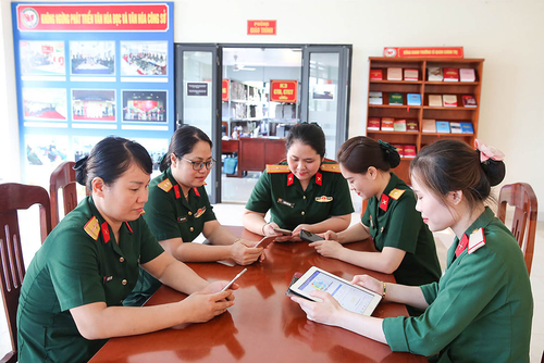 Nữ giảng viên Khoa Văn hóa, Ngoại ngữ, Trường Sĩ quan Chính trị nghiên cứu tài liệu, hoàn thiện bài viết. 