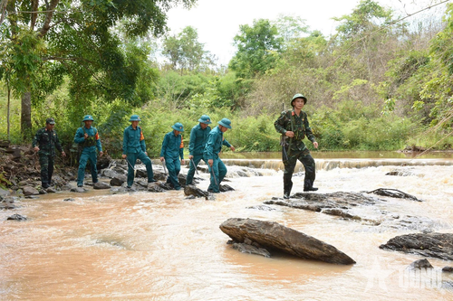 Băng rừng, vượt suối tuần tra bảo vệ địa bàn.