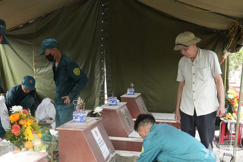 Ông Vũ Xuân Viễn, 85 tuổi, ở khu Hưng Hòa, phường Hiệp Hòa, dõi theo quá trình lực lượng chức năng lấy mẫu hài cốt các liệt sĩ chưa xác định được danh tính phục vụ giám định ADN, với hy vọng sớm tìm được phần mộ của người cha là liệt sĩ. 