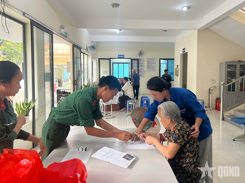 Lực lượng đoàn viên, thanh niên của đơn vị và địa phương hỗ trợ hướng dẫn bà con khi đến thăm khám, kiểm tra sức khỏe.