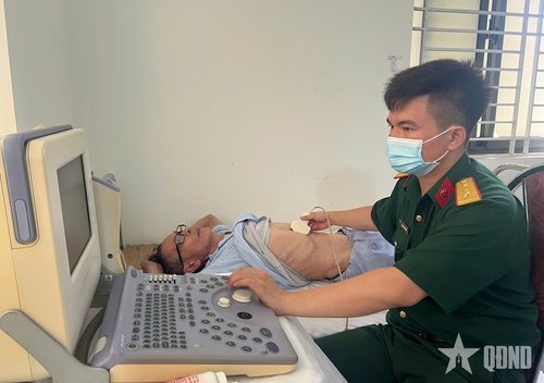 Các bác sĩ siêu âm kiểm tra sức khỏe cho người dân.