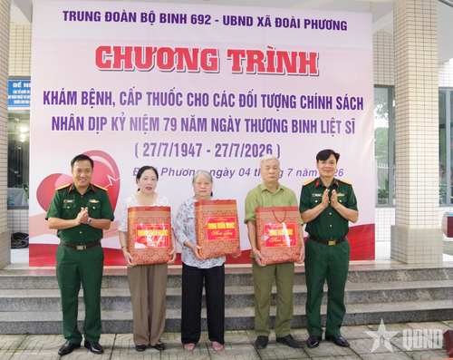 Trung đoàn 692 trao quà tặng đại diện các gia đình chính sách tại địa phương.