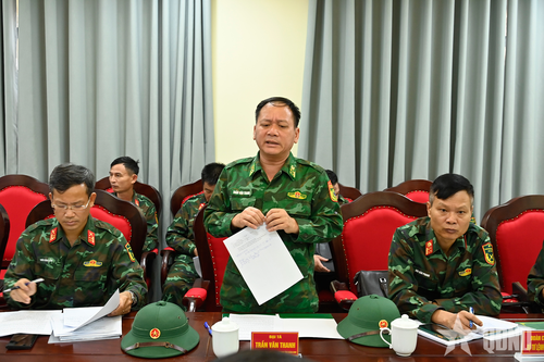  Đại tá Trần Văn Thanh, Phó chỉ huy trưởng, Tham mưu trưởng Ban chỉ huy Bộ đội Biên phòng tỉnh Quảng Ninh báo cáo công tác phòng, chống bão số 1 với đoàn công tác. 