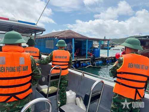 Bộ đội Biên phòng tỉnh Quảng Ninh chủ động phối hợp tuyên truyền, kêu gọi người dân đưa phương tiện vào khu vực neo đậu tránh trú bão. Ảnh do đơn vị cung cấp