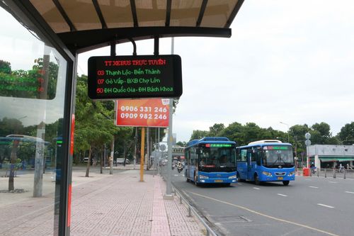 Trạm chờ xe buýt được đầu tư khang trang, sạch đẹp, trang bị mái che và bảng thông tin điện tử, tạo thuận lợi cho hành khách. 