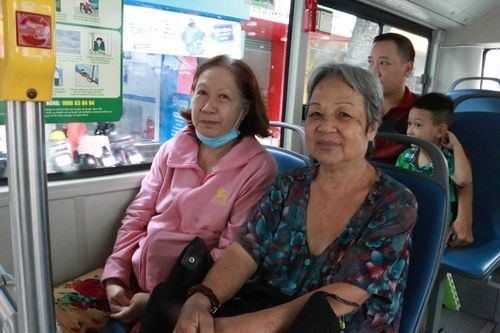 Nhiều người lớn tuổi chọn xe buýt để di chuyển tới bệnh viện. 