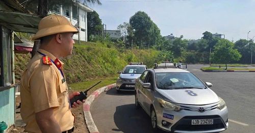 CSGT kiểm tra công tác sát hạch lái xe