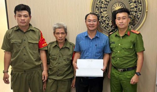 Công an phường Hòa Khánh trao trả tài sản cho anh N.