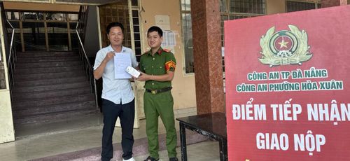 Công an phường Hòa Xuân trao trả chiếc ĐTDĐ cho công dân Trung Quốc.