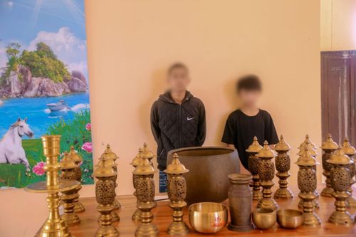 Hai đối tượng H. và B. cùng số đồ thờ cúng tang vật trộm cắp.