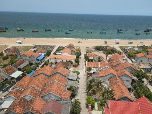  Hơn 1.500 ngôi nhà mái ngói đỏ nằm san sát nhau trải dài từ đường làng ra biển 