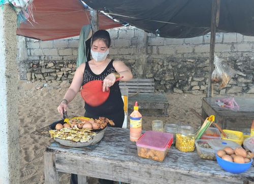  Người dân địa phương làm các món ăn dân dã để phục vụ khách du lịch 