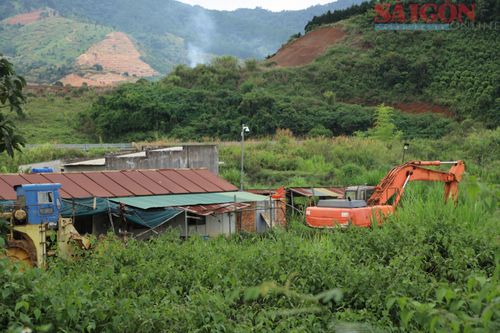 Máy móc tại công trình nằm bất động nhiều năm. Ảnh: ĐOÀN KIÊN