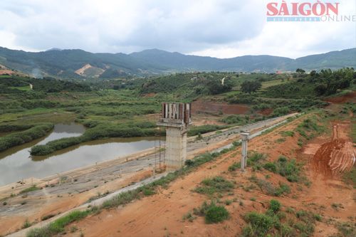 Dang dở các hạng mục hồ chứa nước Đông Thanh. Ảnh: ĐOÀN KIÊN