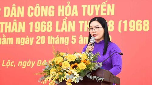 Đồng chí Nguyễn Thị Thảo phát biểu ôn lại truyền thống "Đêm trắng Vĩnh Lộc"
