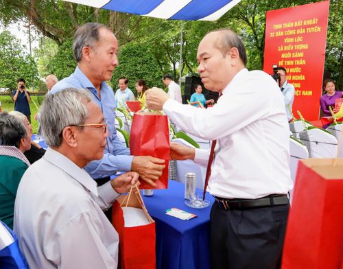 Đồng chí Trần Văn Bảy trao quà đến các cựu dân công hỏa tuyến và thân nhân 32 dân công hỏa tuyến hy sinh