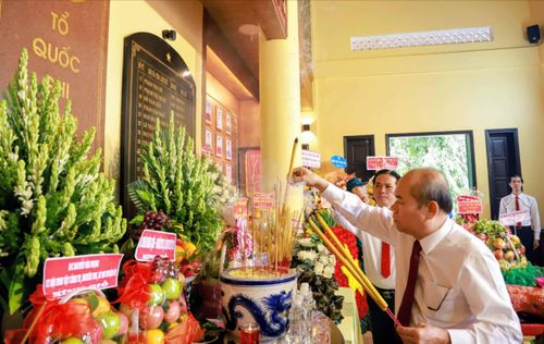Phó Chủ tịch UBND TPHCM Trần Văn Bảy dâng hương tưởng niệm
