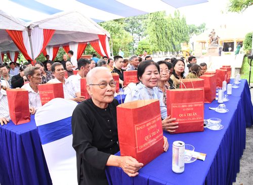 Các cựu dân công hỏa tuyến cùng thân nhân 32 dân công hỏa tuyến tại lễ giỗ