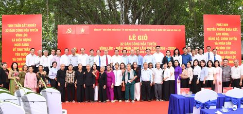 Đại biểu chụp hình lưu niệm cùng cựu dân công hỏa tuyến, thân nhân dân công hỏa tuyến hy sinh