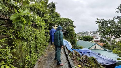  Ban chỉ huy Quân sự phường Hồng Gai (tỉnh Quảng Ninh) kiểm tra các điểm có nguy cơ ảnh hưởng mưa bão, sáng 4-7. Ảnh: ĐOÀN LUÂN 
