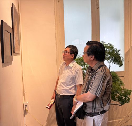 Khách tham quan triển lãm, tìm hiểu về sơn mài Nam bộ