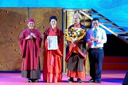 TS Cao Anh Tuấn, Phó Hiệu trưởng Trường Đại học Sư Phạm TPHCM, tặng hoa và thư cảm ơn ê kíp biểu diễn vở kịch. Ảnh: THÚY BÌNH