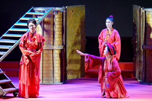 Một cảnh trong vở kịch. Ảnh: THÚY BÌNH