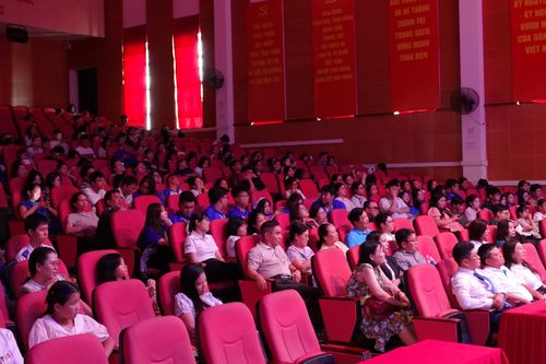 Giảng viên và sinh viên trường Đại học Sư Phạm TPHCM thưởng thức vở kịch. Ảnh: THÚY BÌNH