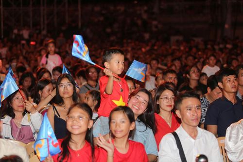 Đông đảo người dân và du khách tham dự chương trình nghệ thuật khai mạc Lễ hội Vì Hòa bình năm 2026 tại Khu Di tích quốc gia đặc biệt Đôi bờ Hiền Lương-Bến Hải