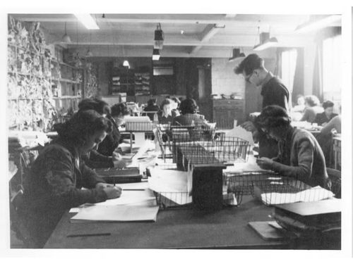 Trong Thế chiến II, Alan Turing trở thành nhân vật chủ chốt tại trung tâm giải mã Bletchley Park khi cùng các cộng sự phát triển và cải tiến máy Bombe để giải mã hệ thống mật mã Enigma của Đức Quốc xã, giúp phe Đồng minh thu thập thông tin chiến lược quan trọng, rút ngắn thời gian chiến tranh khoảng hai năm theo nhiều ước tính và góp phần cứu sống hàng triệu người.